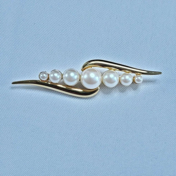 Vintage Monet Brooch Gold Tone Faux Pearl Bar Pin 2.5” Signed MONET - Picture 6 of 7